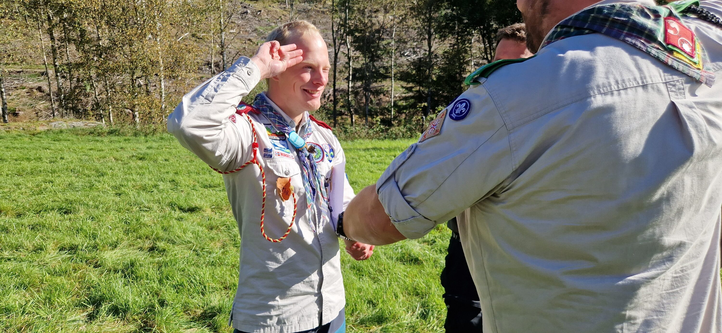 Rover gir speiderhilsen.