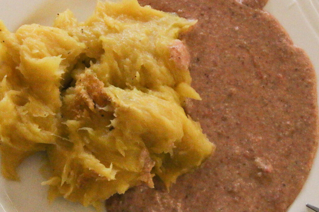 Tallerken med bananmos og peanøttsaus – matooke fra Uganda