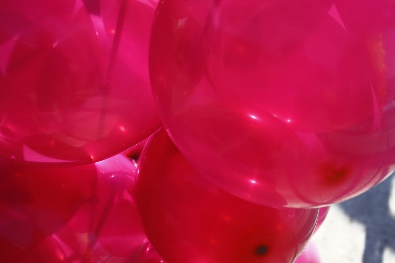 Rosa ballonger tett i tett