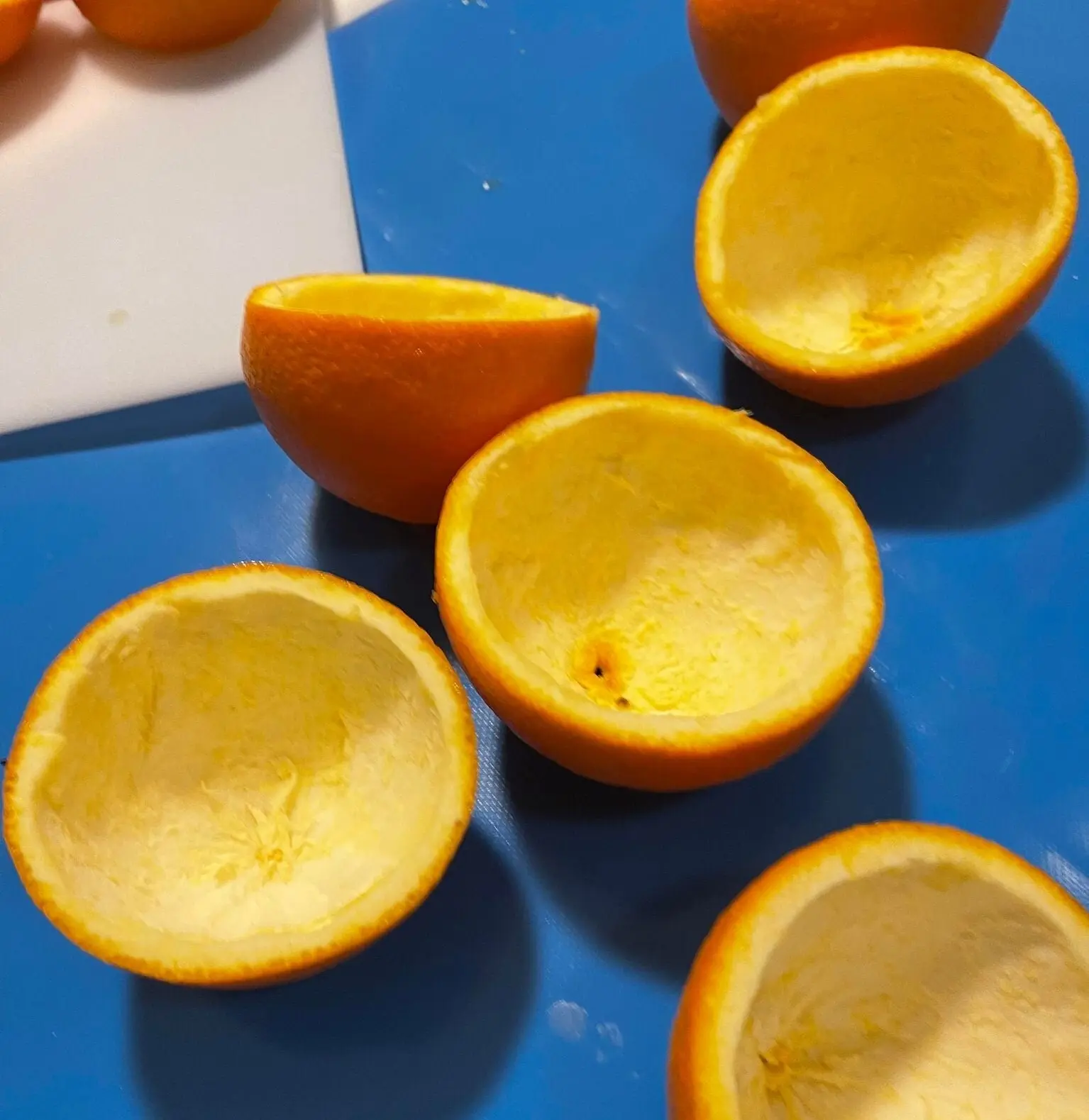 Tomme appelsinskall klare til fylling