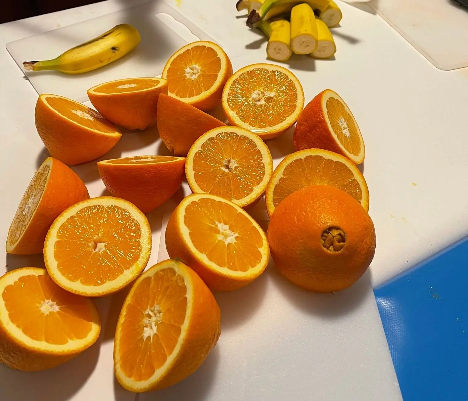 Appelsiner og bananer klare til å kuttes