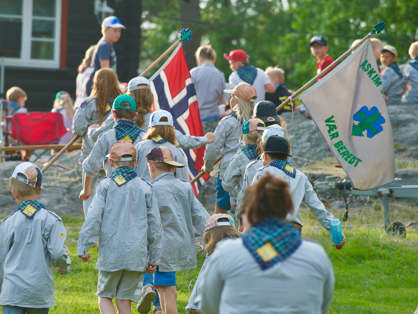 speidere løper og leker