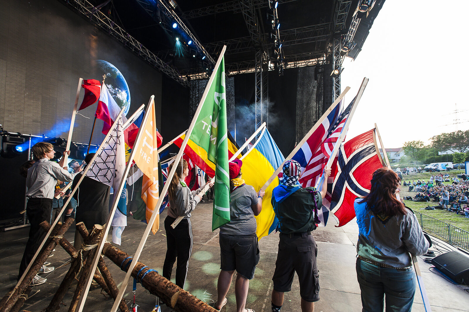 Speidere holder flagg fra ulike nasjoner på en scene