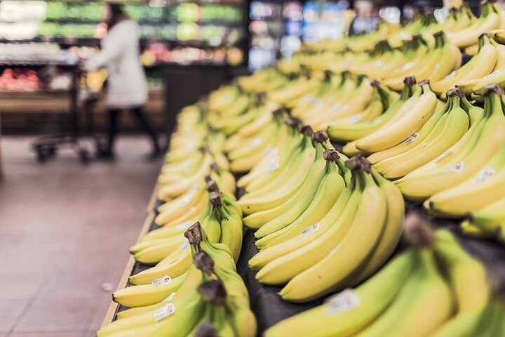 Bananer på rekke i en butikk