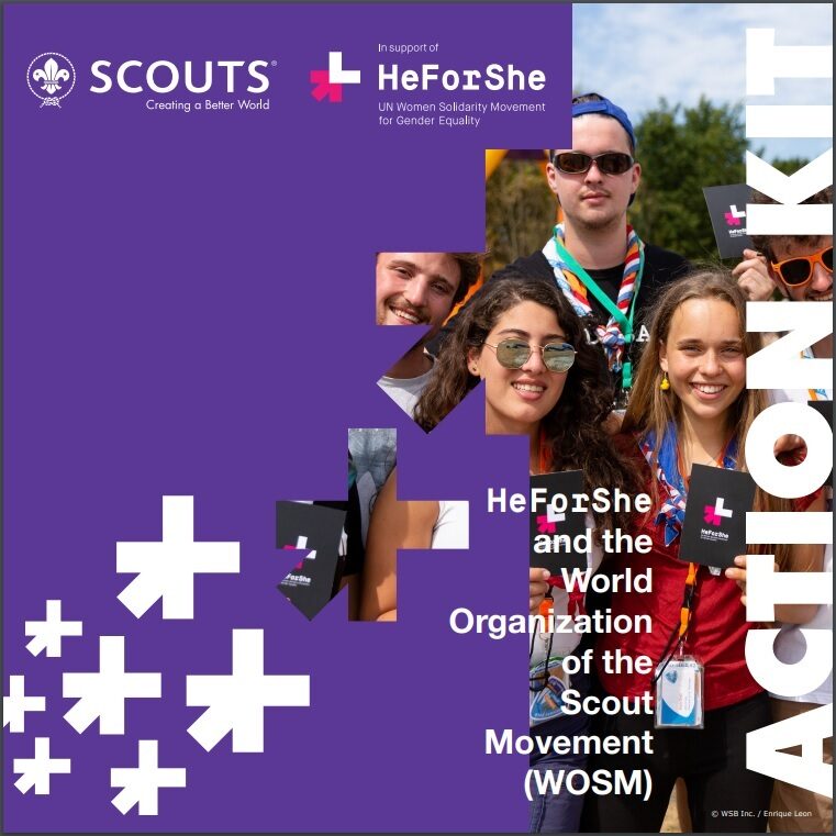 Unge speidere holder HeForShe-materiell og smiler