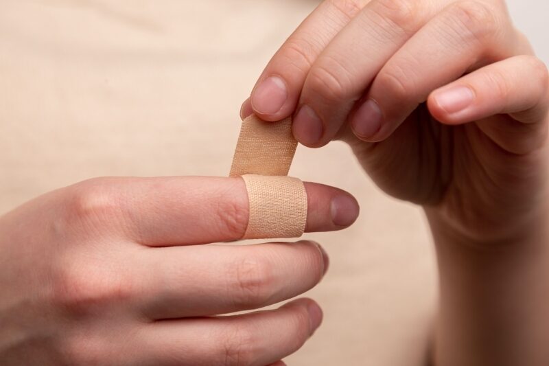 Plaster som settes på en finger