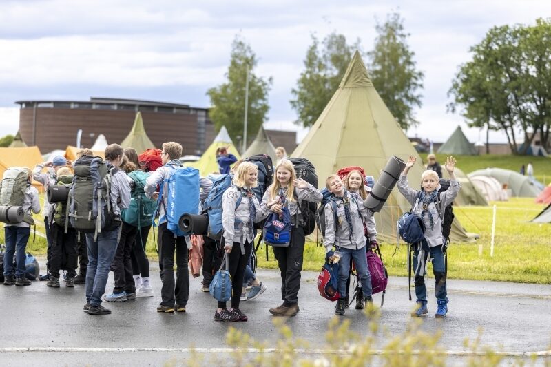 Glade speidere som ankommer teltplassen