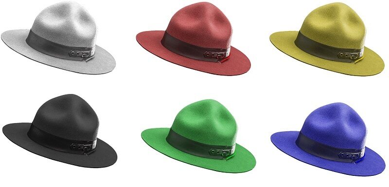 Seks hatter i ulike farger: hvit, rød, gul, svart, grønn og blå