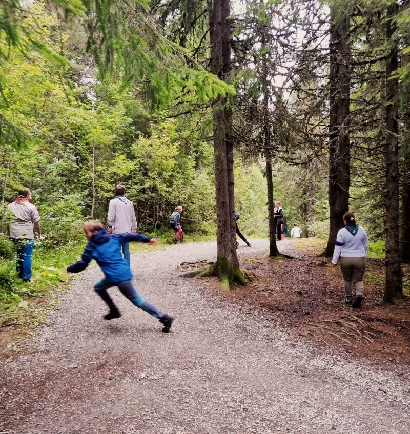 Speidere som løper mellom trær i skogen