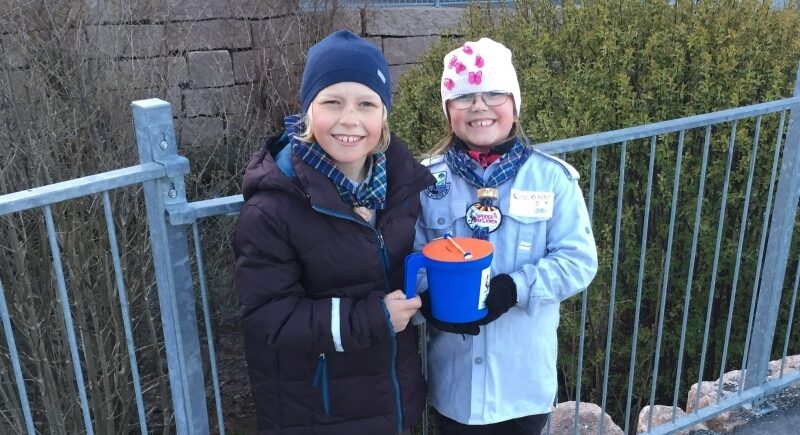 To speidere glade og klare for speideraksjon med bøsse i handa