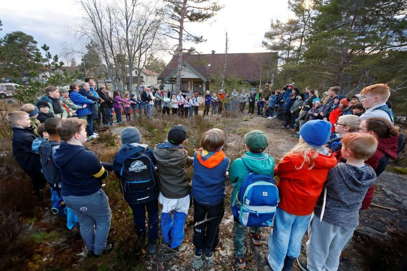 Speidere som står i ring og holder hverandres hender