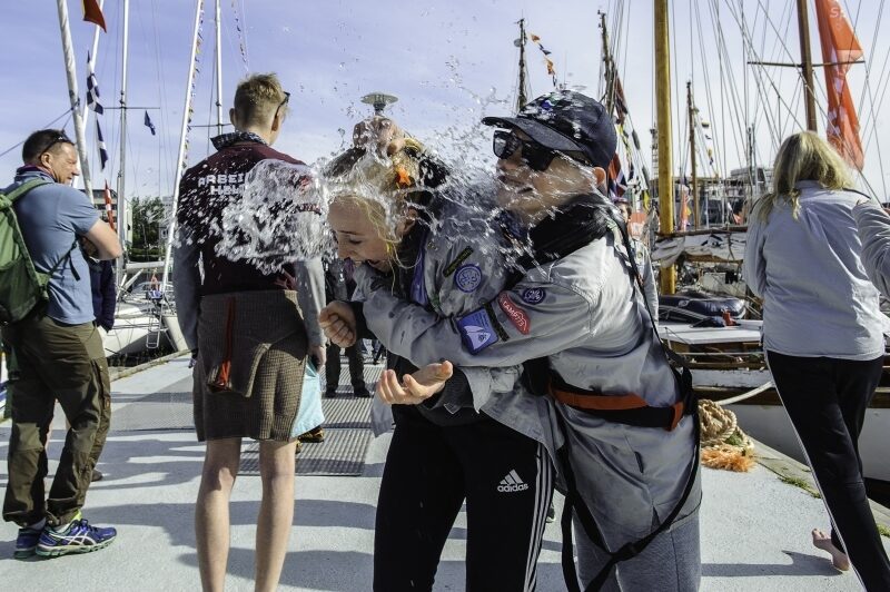 To speidere leker med vann i en havn