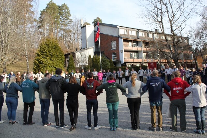 Speidere som står i en stor ring