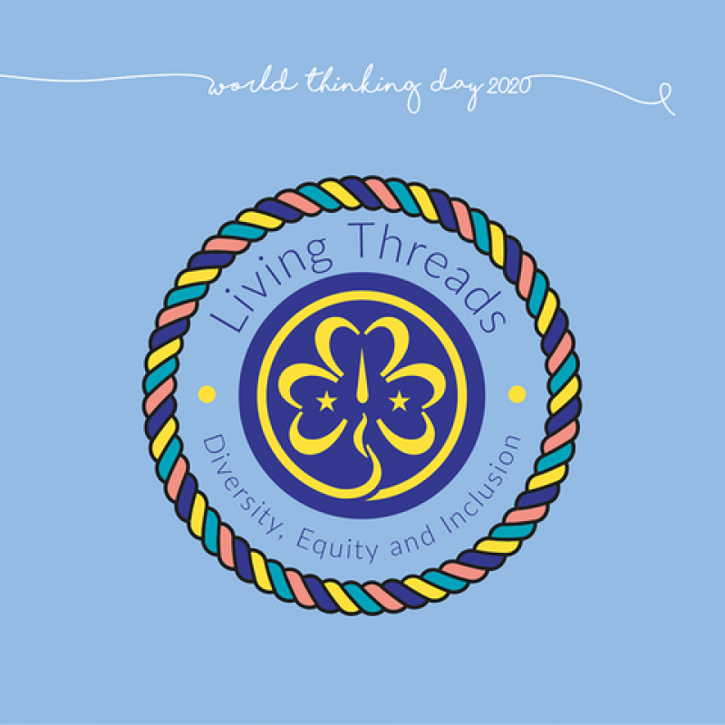 En illustrasjon av en fargerik tråd som går rundt WAGGGS-merket og rundt merket står det Living Threads